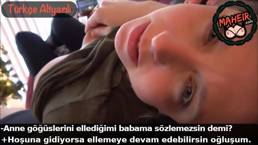 Salondaki üçlü koltukta yatarken annem gelip üzerime uzandı